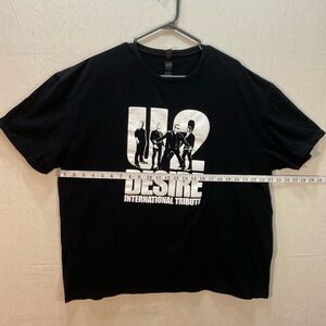 U2 DESIRE International Tribute Band Graphic Tee- Black Gildan soft style/XXL
A+